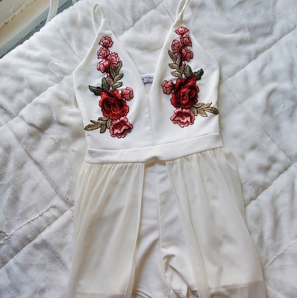 White fwwith floral rumper